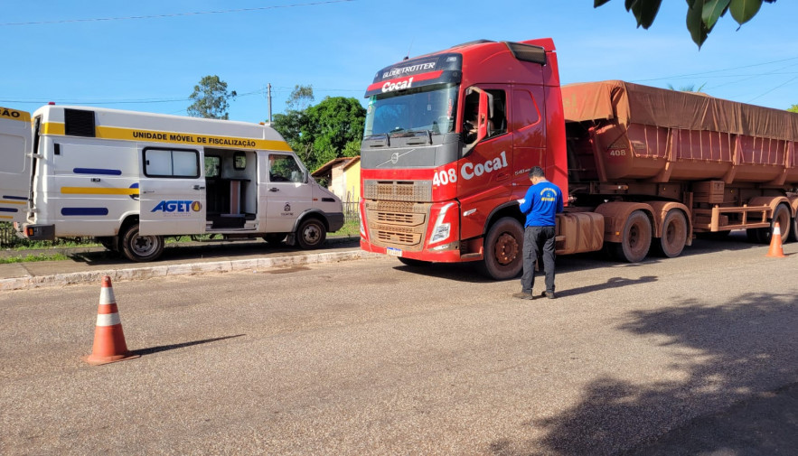 Agentes de Trânsito da Ageto e da Polícia Militar Rodoviário e Divisas realizam operação de fiscalização em transportes de carga na região norte do Estado