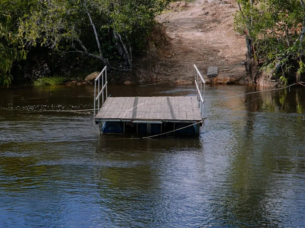 Justiça determina construção de ponte para comunidade quilombola que atravessa rio com balsa improvisada no Jalapão