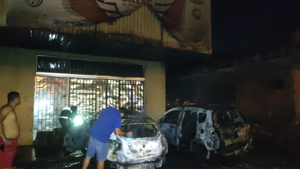 Carros ficam destruídos após pegarem fogo na porta de oficina em Palmas