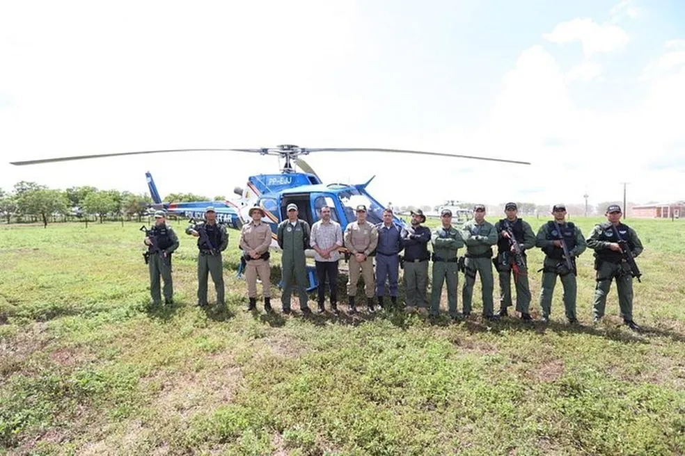 Governador do Tocantins visita base de força-tarefa que busca por bando suspeito de aterrorizar cidade no Mato Grosso