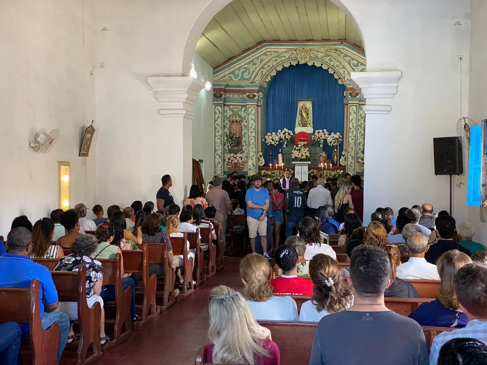 Parentes e amigos fazem homenagens e se emocionam durante despedida de dona Naninha em Natividade