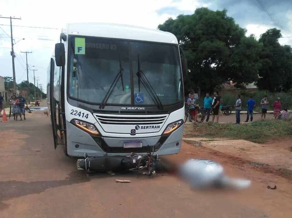 Motociclista morre após batida em cruzamento deixar moto embaixo do para-choque de ônibus