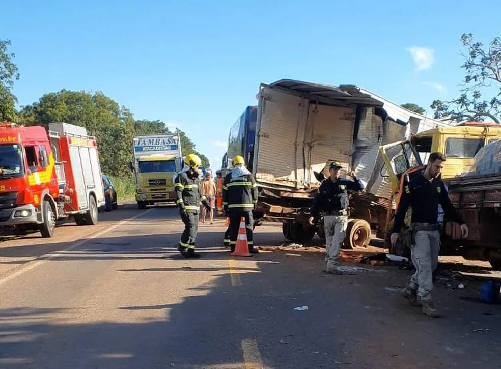 Acidente entre um ônibus e dois caminhões deixa quatro vítimas em estado grave e outra presa às ferragens