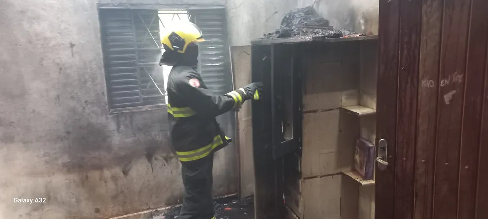 Incêndio em quarto surpreende moradora e destrói móveis de casa no interior do Tocantins