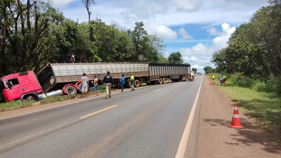 Trecho da BR-153 tem trânsito interrompido após acidente envolvendo caminhão com gado