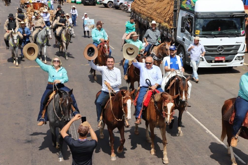 Governador participa de tradicional cavalgada em Guaraí