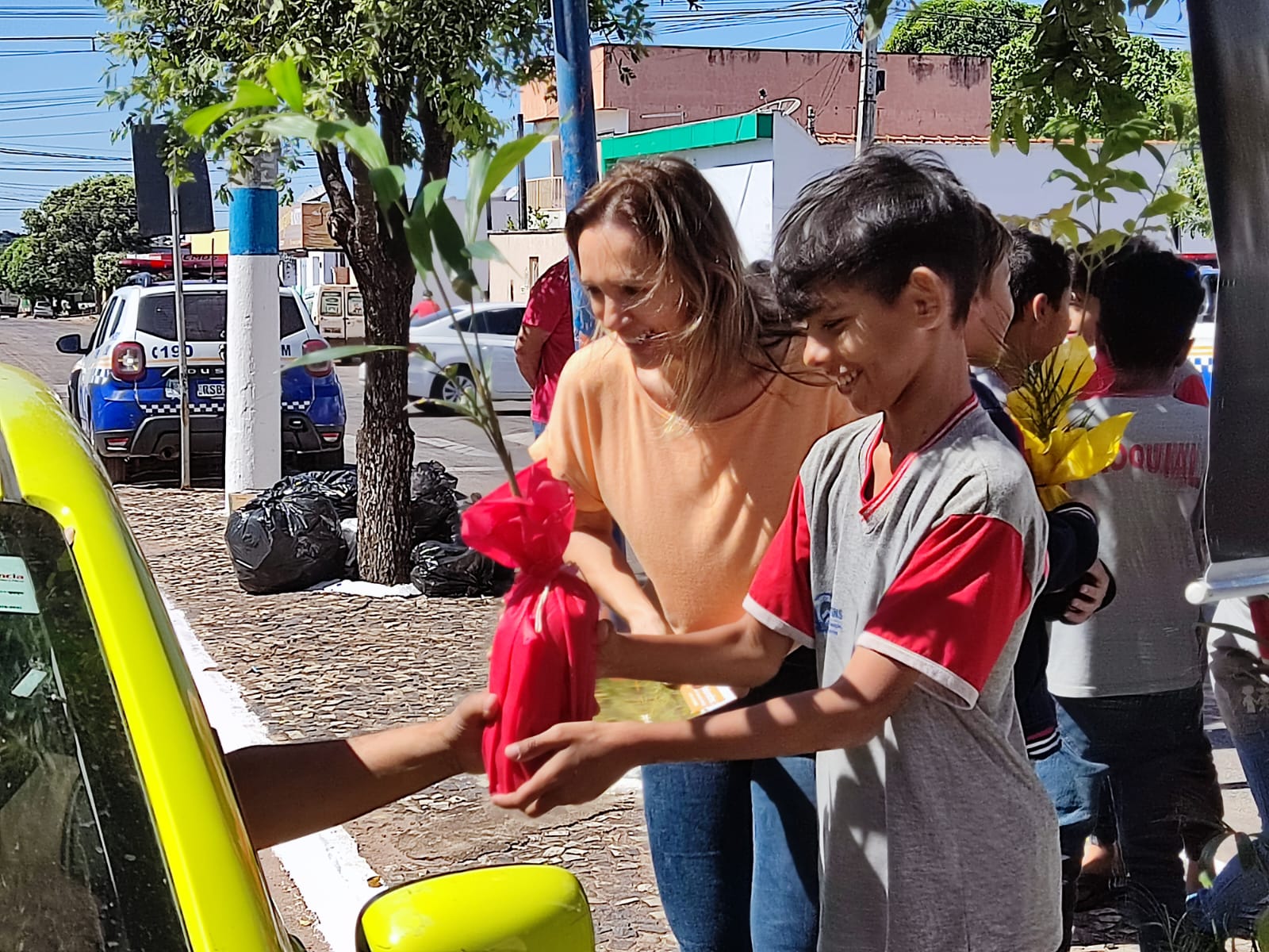 Com apoio de Eduardo do Dertins, Associação Roda Viva em parceria com Colégio Paroquial promove blitz educativa sobre meio ambiente em Gurupi