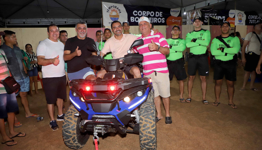 Em Araguatins, governador Wanderlei Barbosa visita Praia da Ponta e entrega quadriciclo para a Polícia Militar