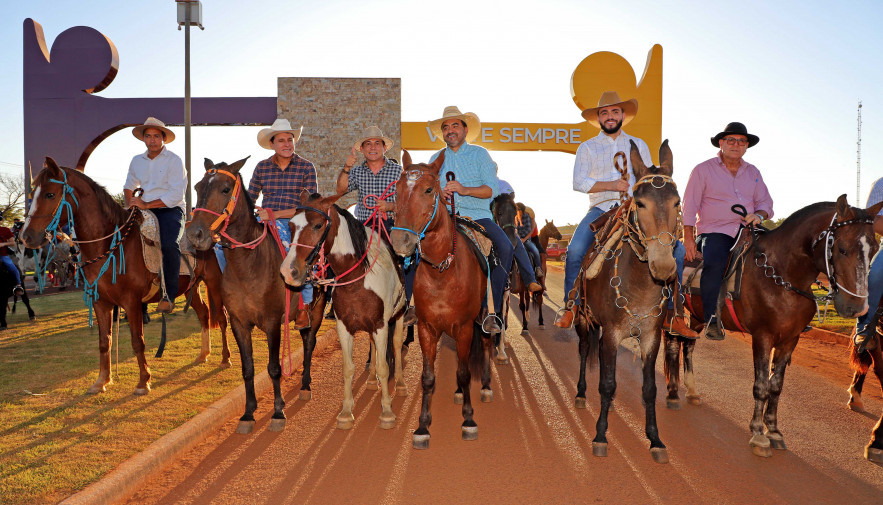 Léo Barbosa participa da cavalgada de abertura dos festejos de Nossa Senhora Aparecida