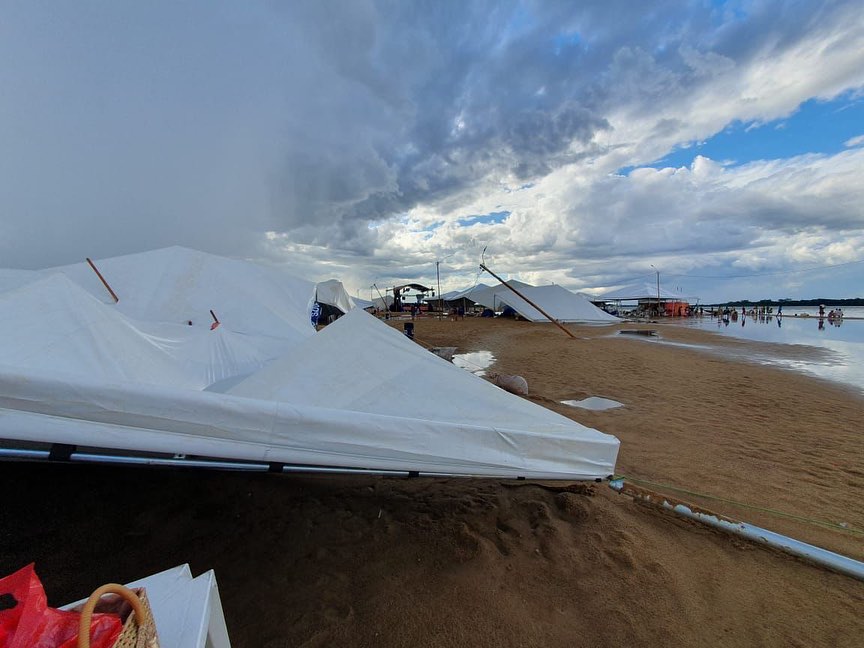 Tenda desaba durante tempestade em praia do Tocantins