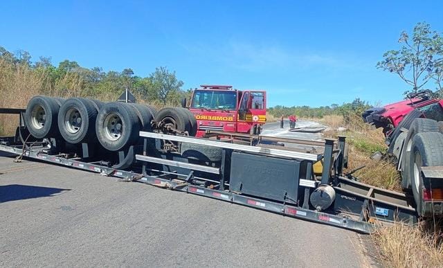 Caminhão tomba em rodovia no sudeste do Tocantins ao desviar de carro na contramão