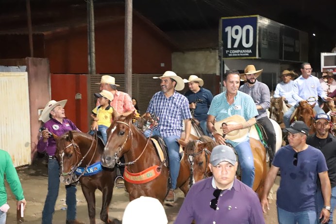 Wanderlei e Gaguim participam da tradicional cavalgada de Bom Jesus