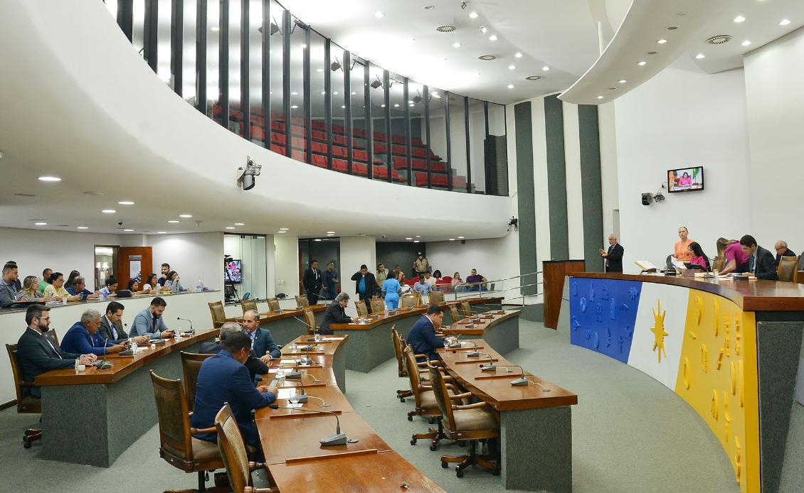 Deputados aprovam reajuste do plantão de policiais penais