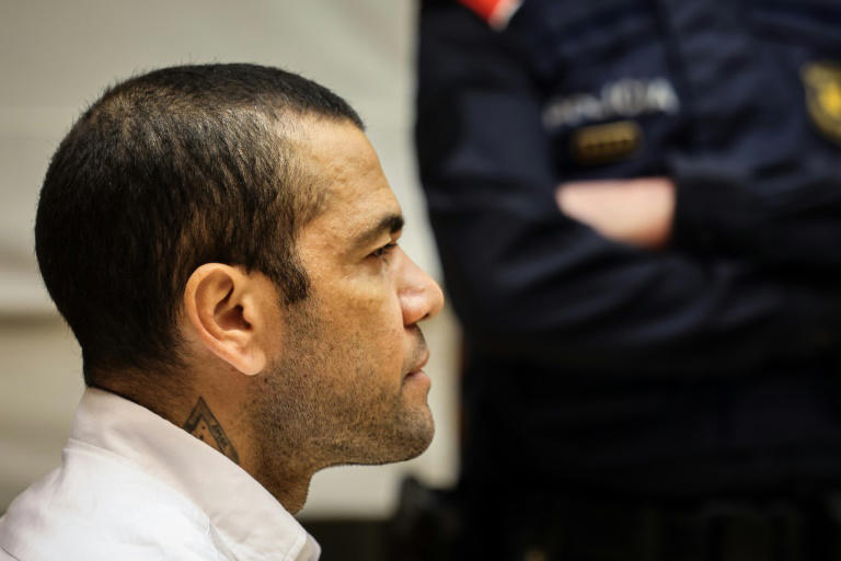 Daniel Alves condenado a quatro anos e meio de prisão por estupro