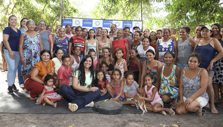 Primeira-dama Karynne Sotero visita quebradeiras de coco do Bico do Papagaio